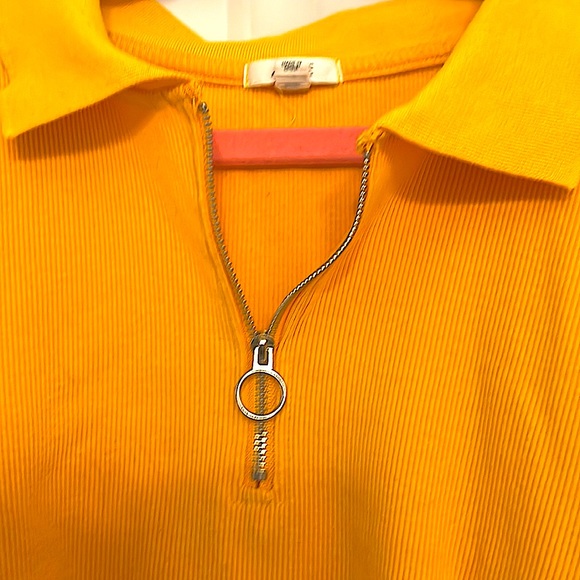 New collared T-shirt with zipper. - Picture 2 of 2